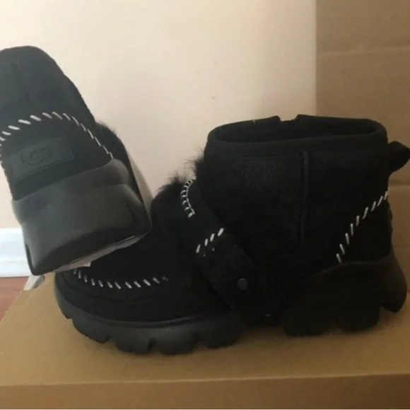 UGG fluff chunky sole black boot. Suede zipper bootie. Size: 5